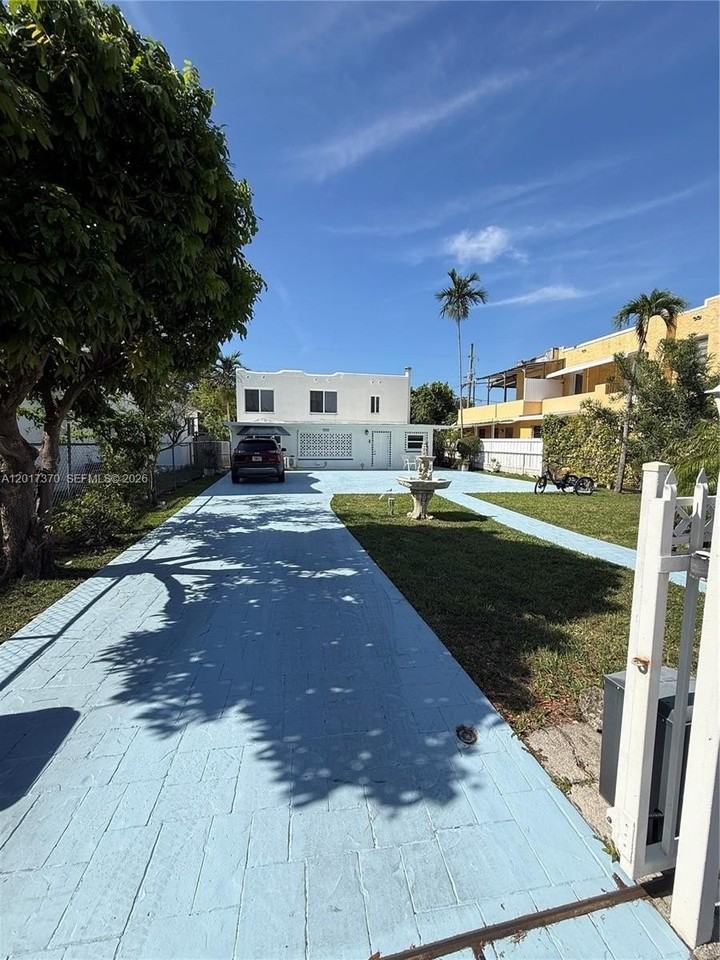 2232 Sw 5th St - Photo 2 of 47
