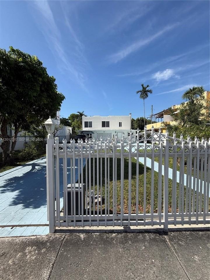 2232 Sw 5th St - Photo 3 of 47