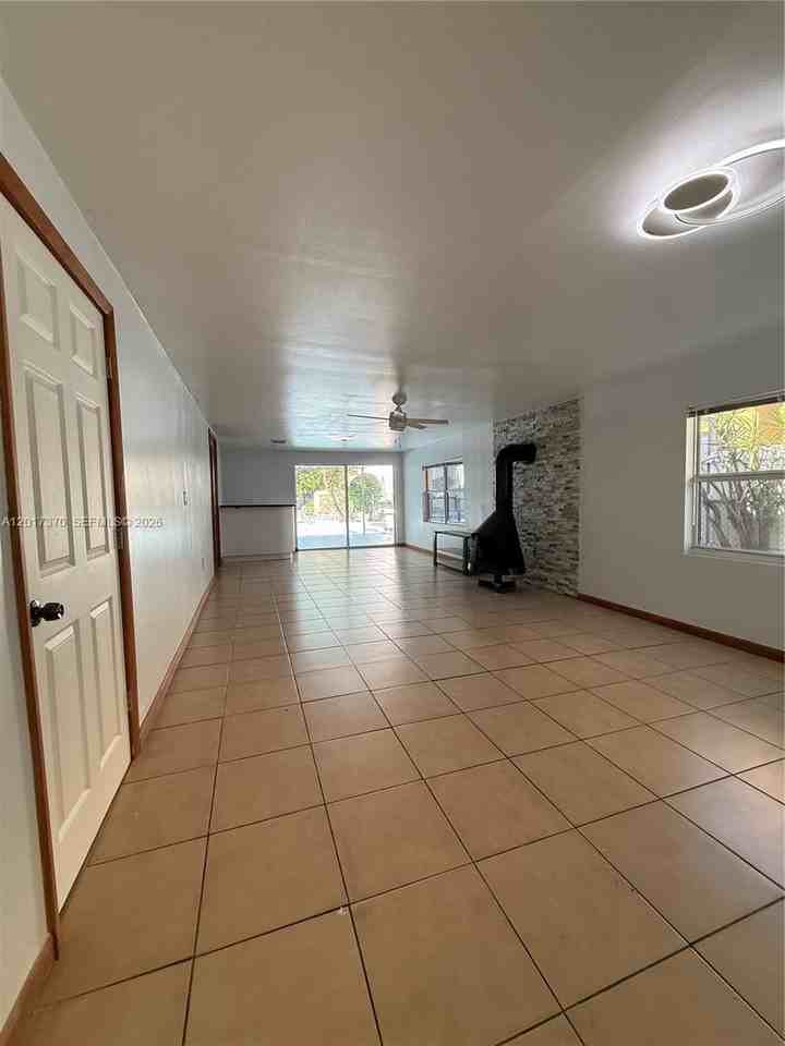 2232 Sw 5th St - Photo 4 of 47