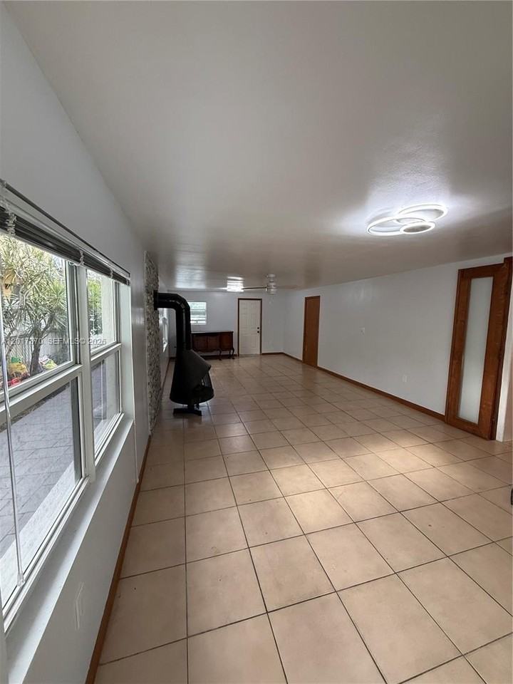 2232 Sw 5th St - Photo 6 of 47