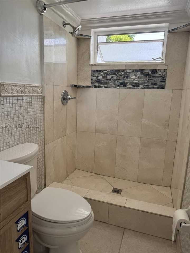 1407 Ne 56th St #316 - Photo 6 of 15