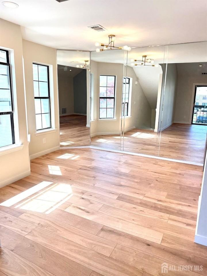 1511 Pebble Pl - Photo 4 of 24