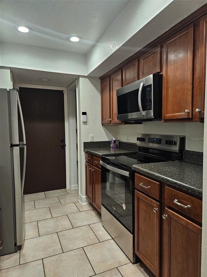 1366 Pacific Ct - Photo 3 of 12