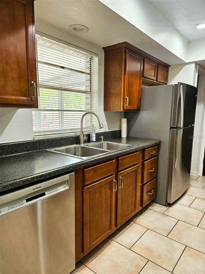 1366 Pacific Ct - Photo 4 of 12