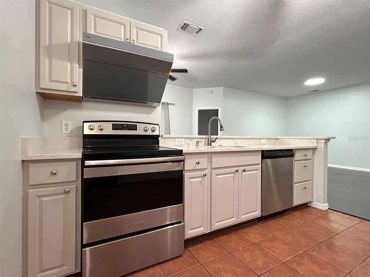 1046 Whittier Cir - Photo 3 of 18