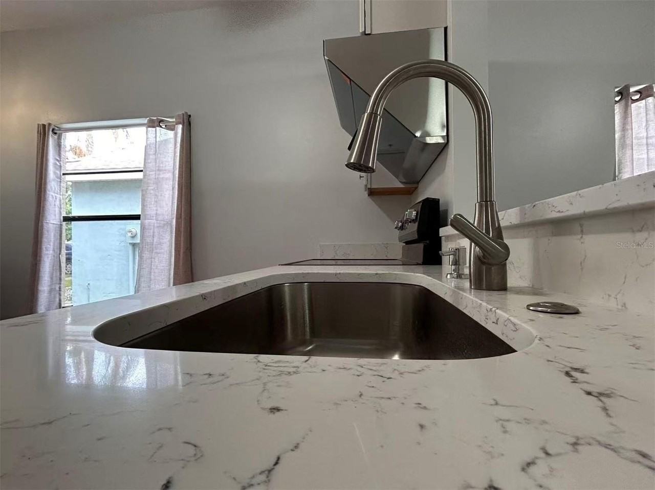 1046 Whittier Cir - Photo 4 of 18