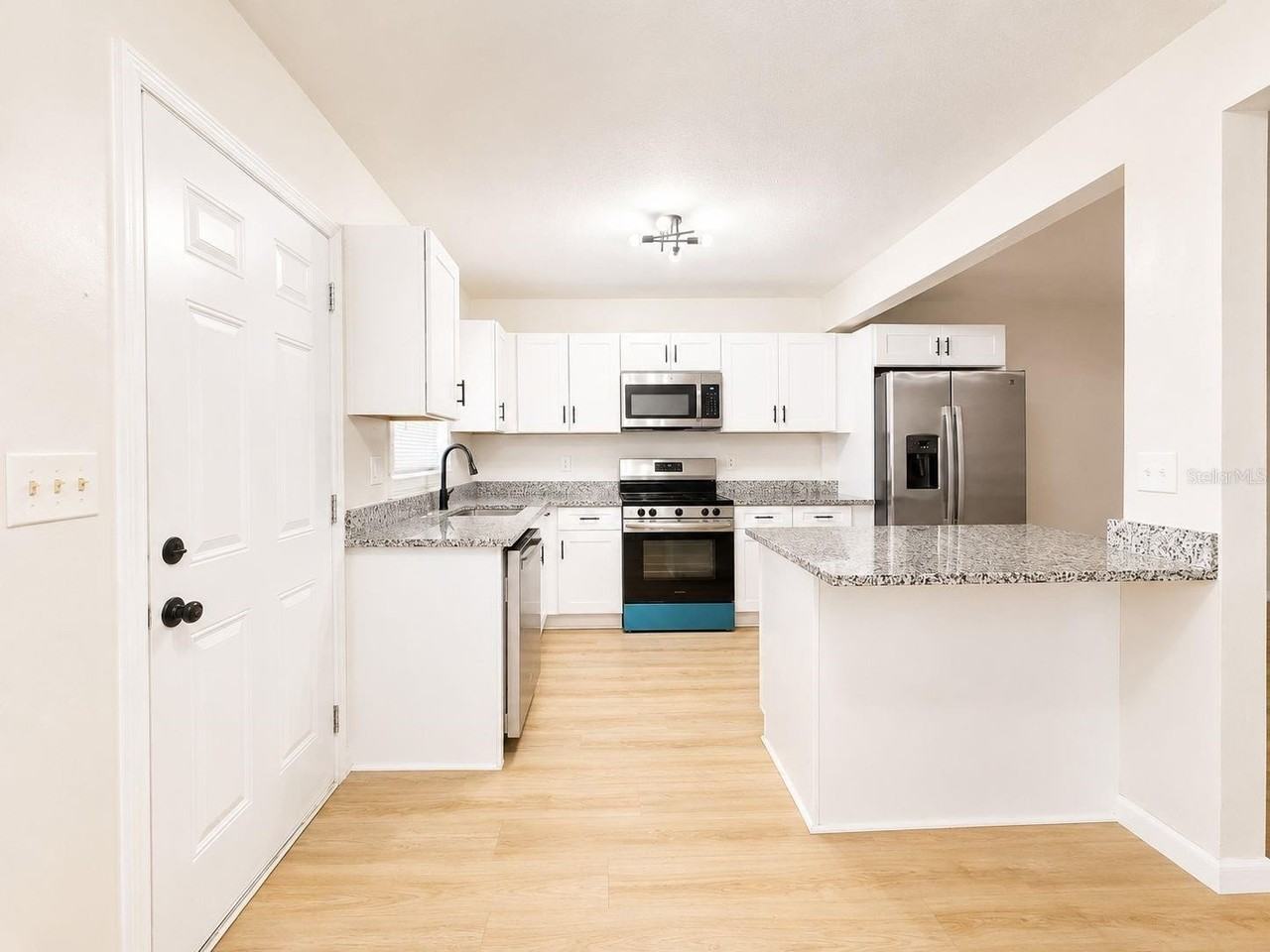 1353 Lakeview Rd - Photo 4 of 15