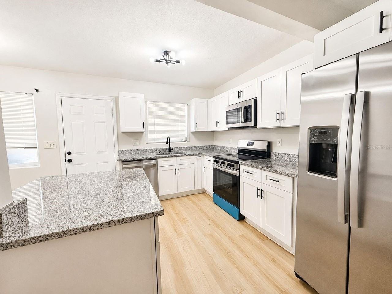 1353 Lakeview Rd - Photo 5 of 15