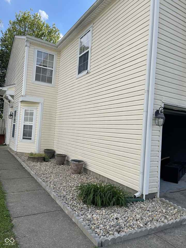 1318 Crescent Dr - Photo 2 of 24
