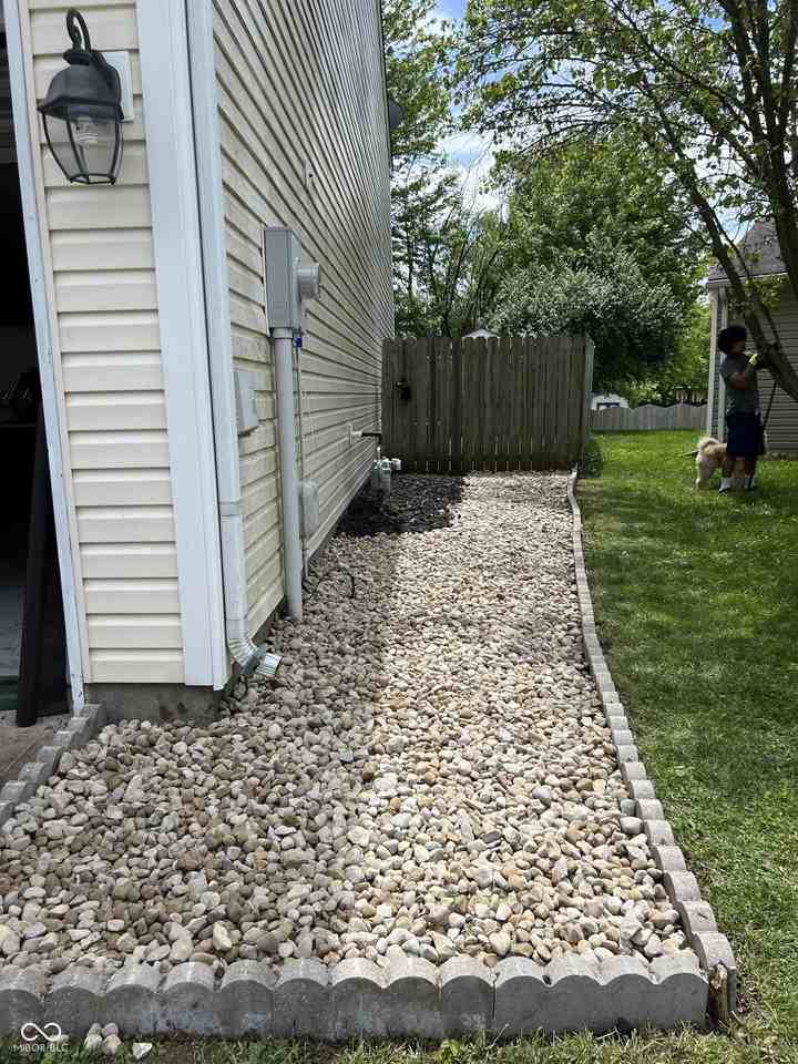1318 Crescent Dr - Photo 4 of 24