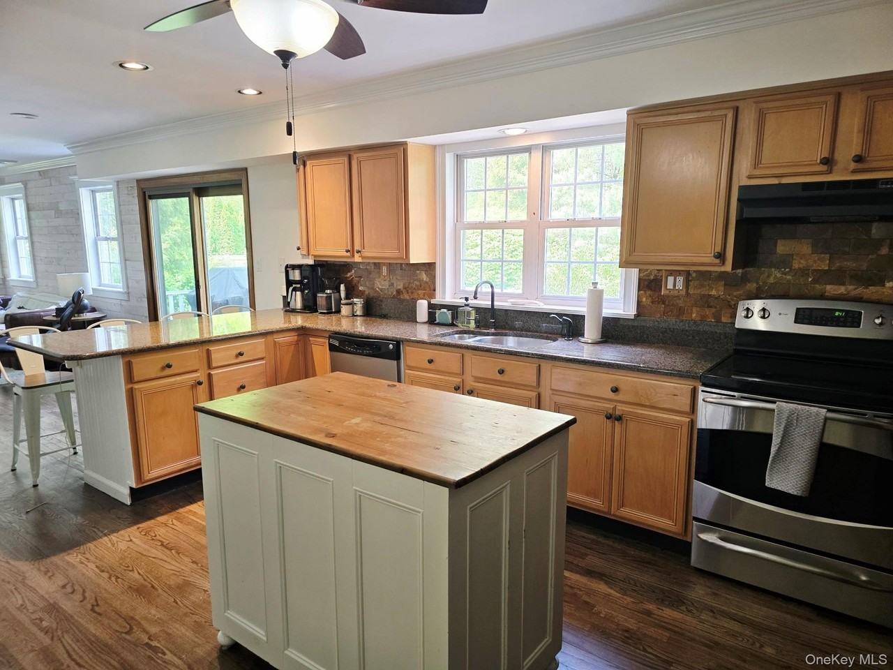 64 Beachfern Rd - Photo 3 of 12