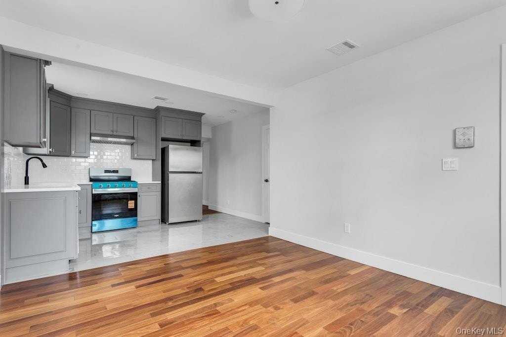 243 Maple Ave #1A - Photo 3 of 11