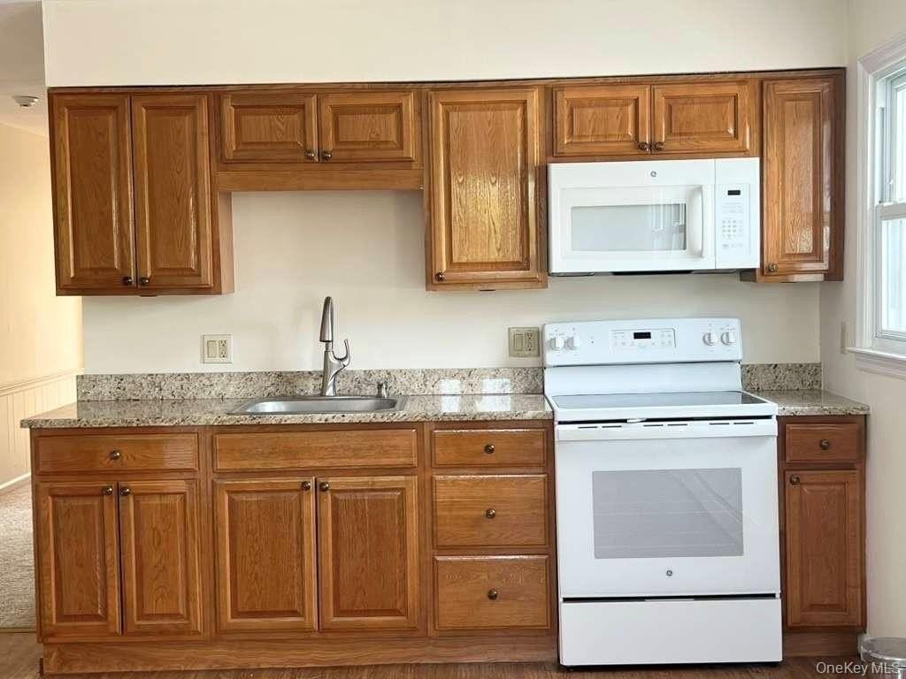 487 Lake Ave - Photo 2 of 9