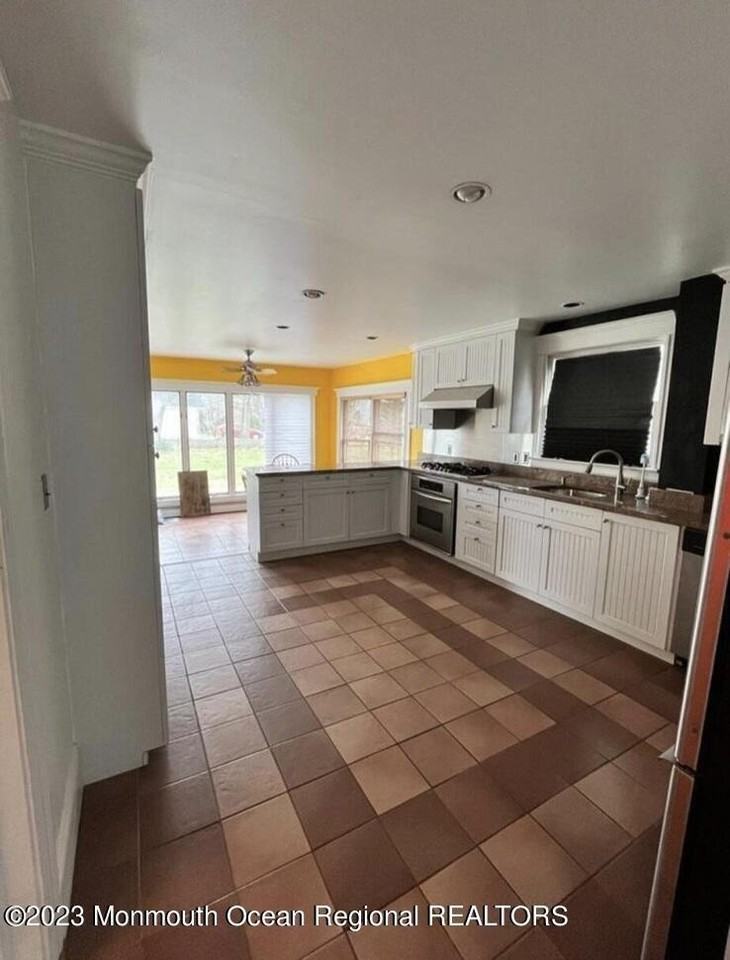 294 Roosevelt Ave - Photo 5 of 9
