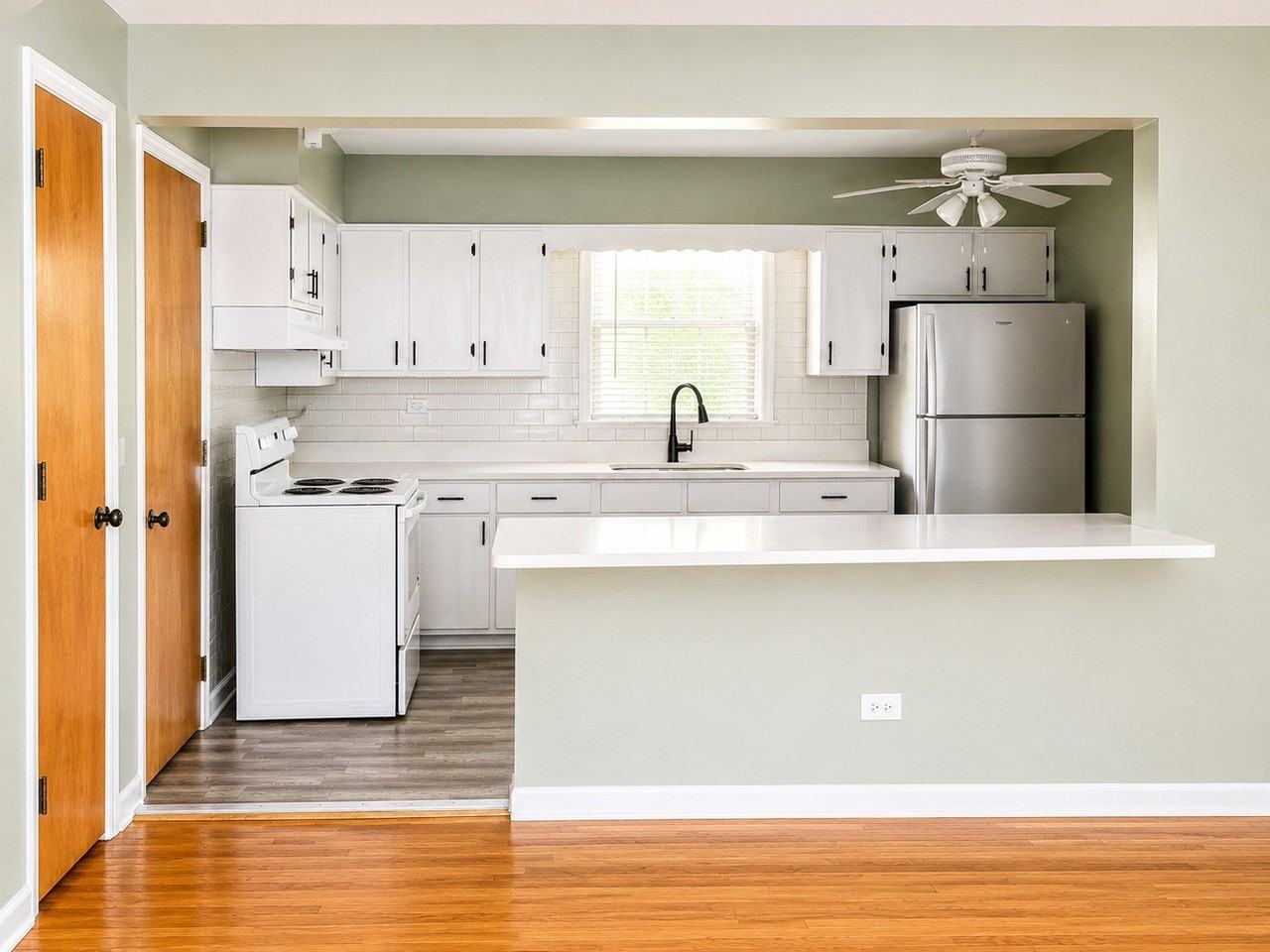 837 Lathrop Ave #2E - Photo 2 of 13