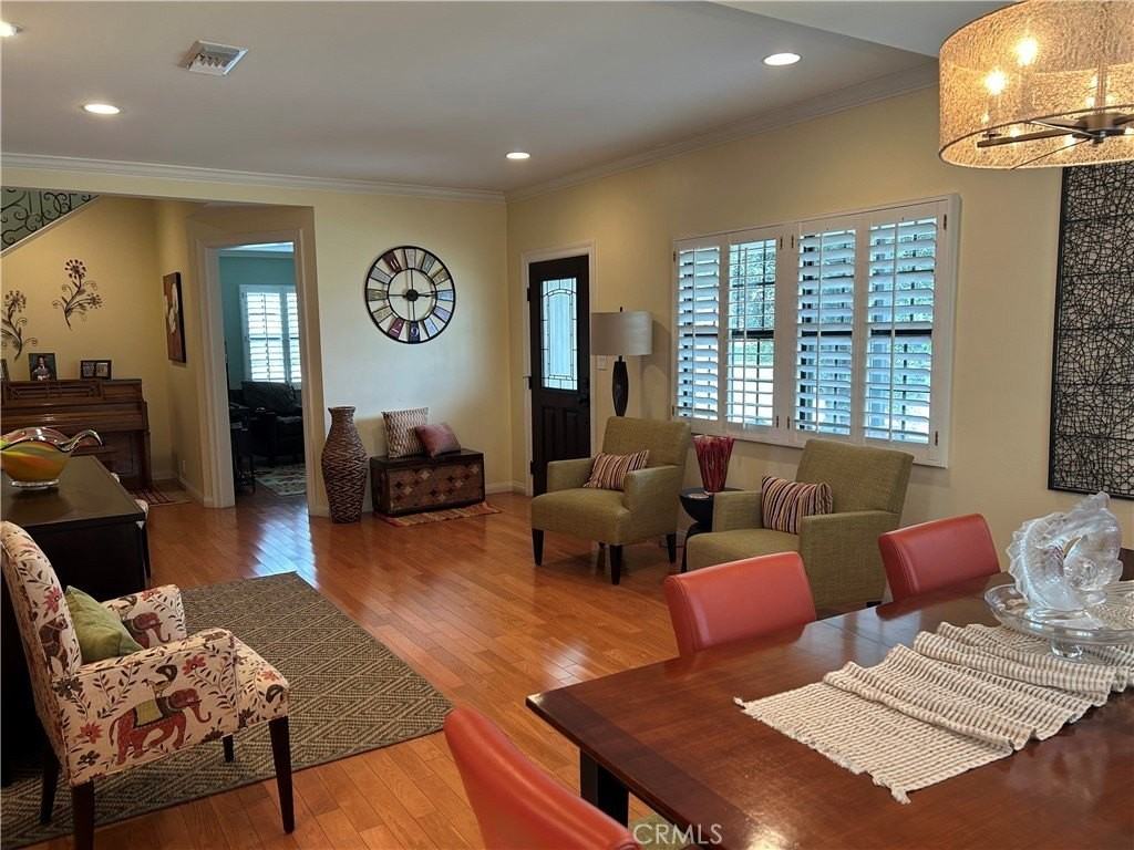 5323 Huddart Ave - Photo 4 of 25
