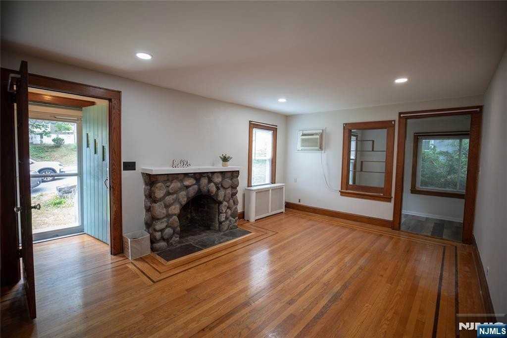 31 Spring Valley Avenue Whole house. - Photo 3 of 31
