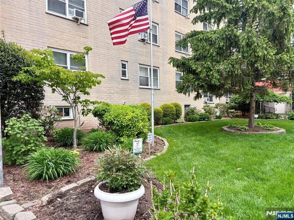2205 Central 4 D - Photo 2 of 39