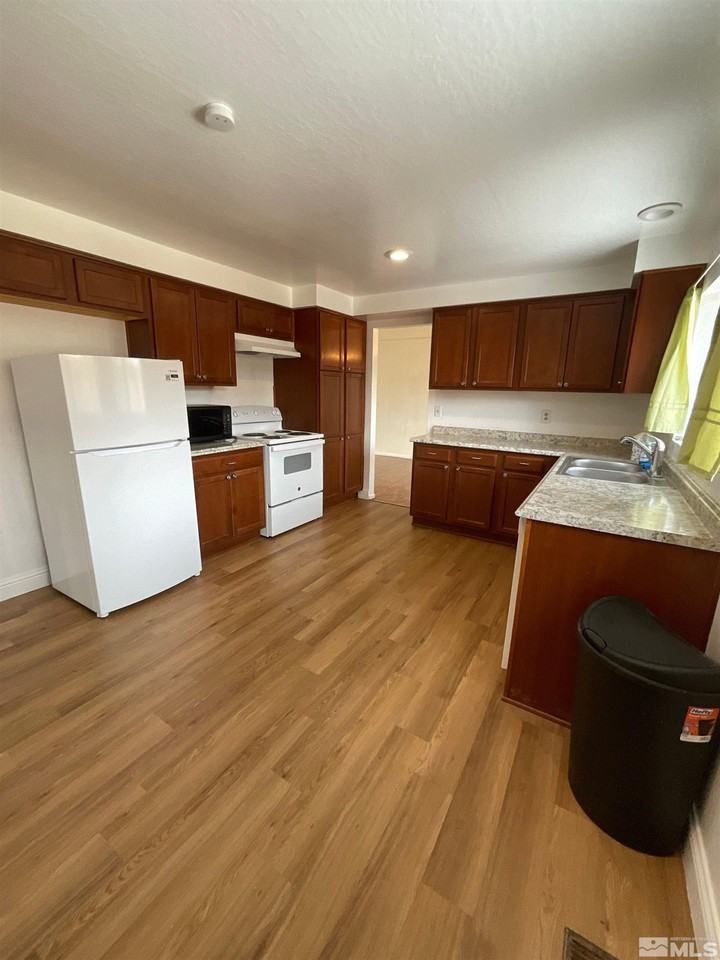 3268 Bunker Hill Ln - Photo 3 of 11