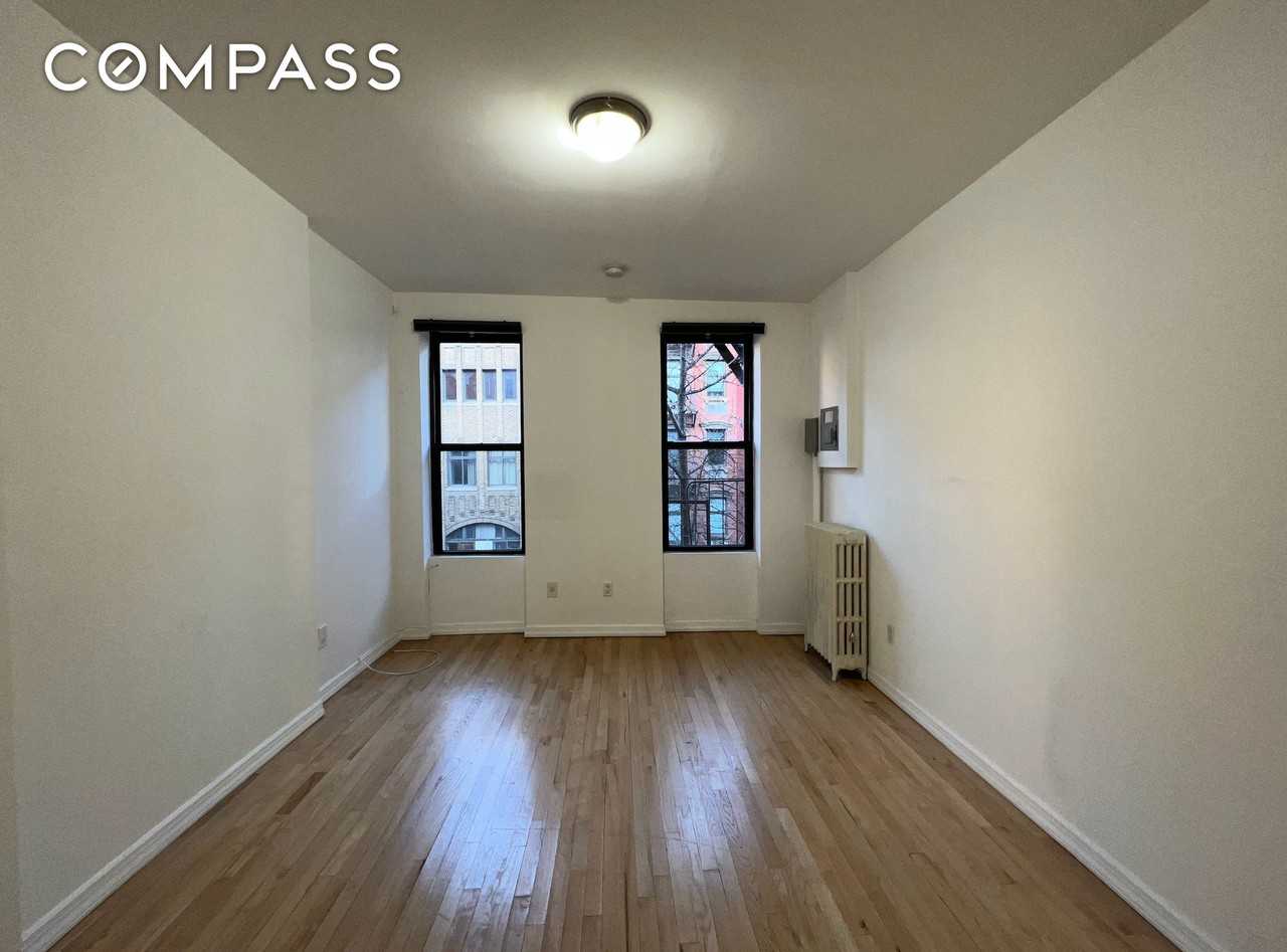 446 W 46th St #9