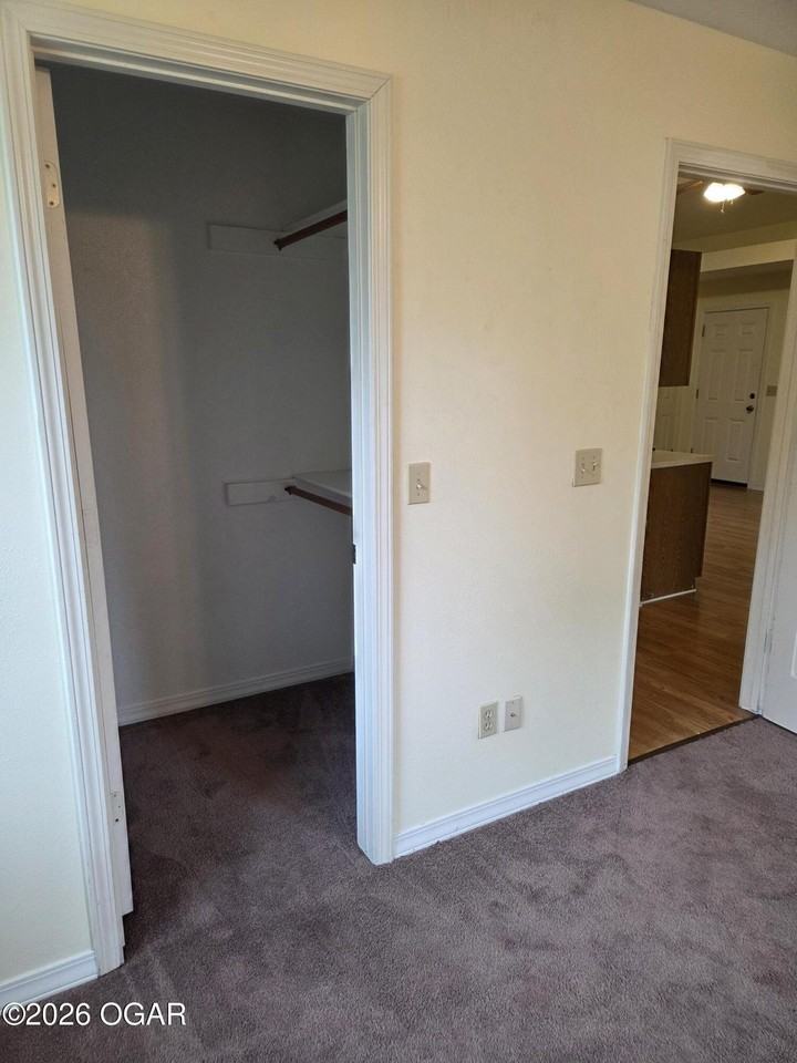 801 Greenwood Dr - Photo 4 of 9