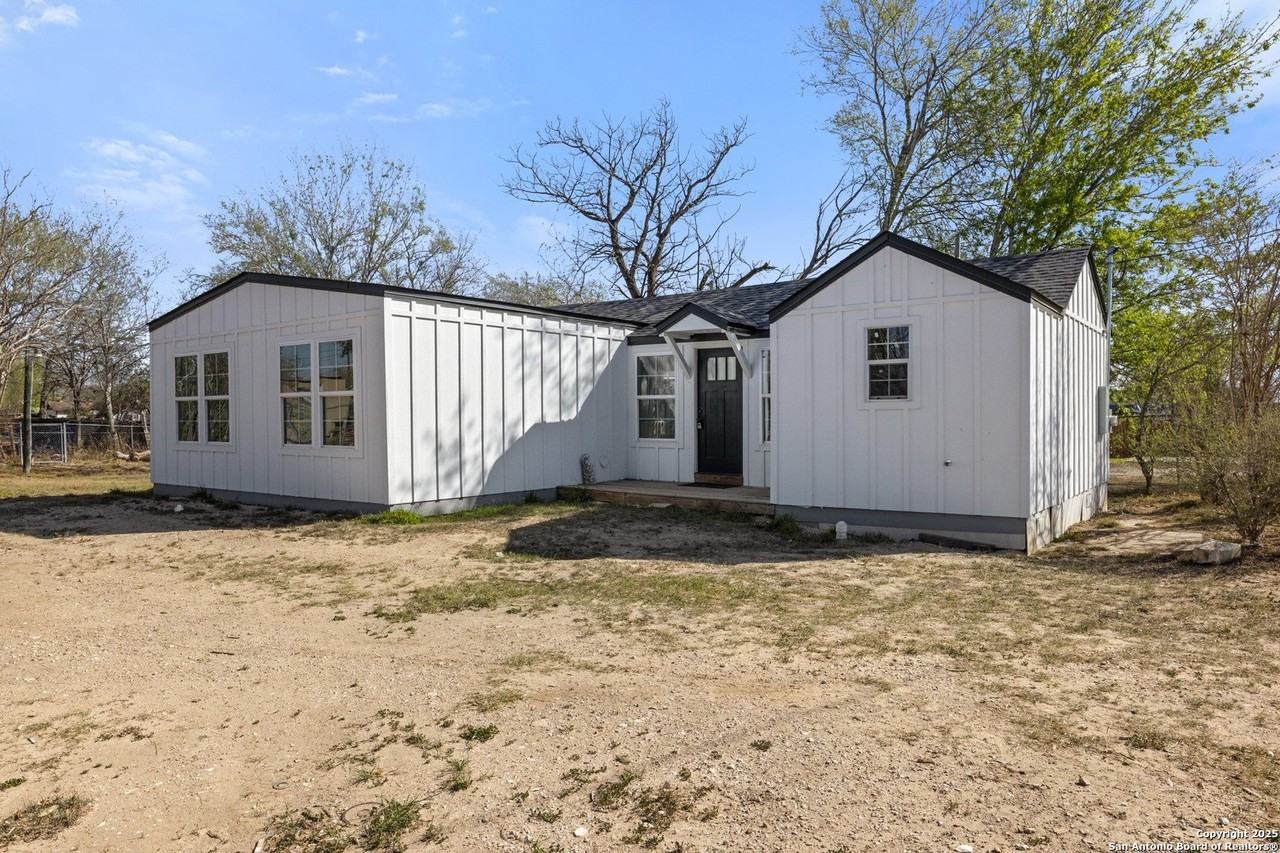 362 Avenue J - Photo 2 of 25