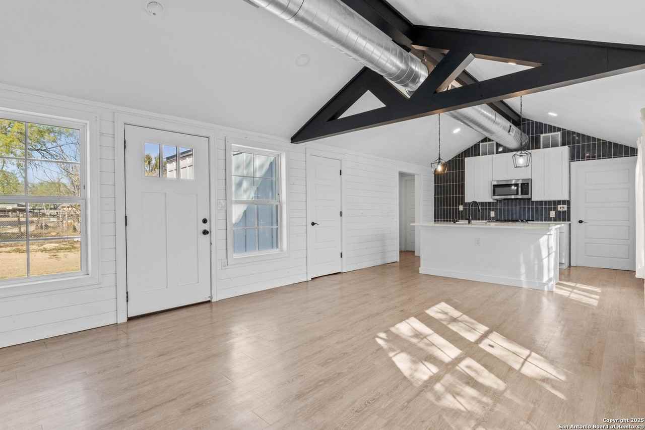 362 Avenue J - Photo 7 of 25