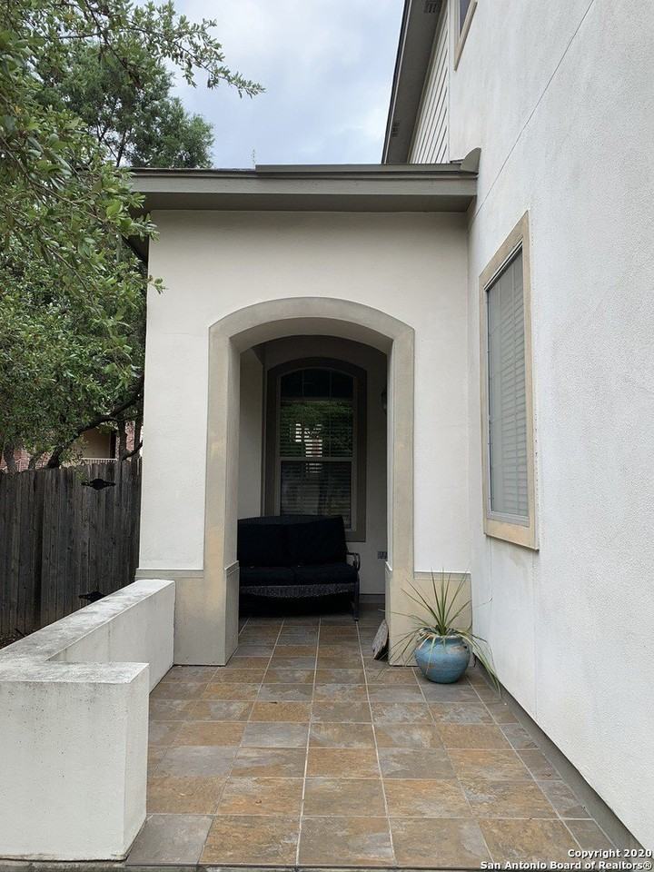 21603 Andrews Gdn - Photo 3 of 40