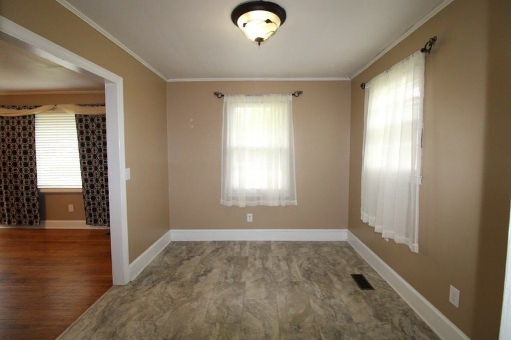 32 Hilltop St - Photo 4 of 13