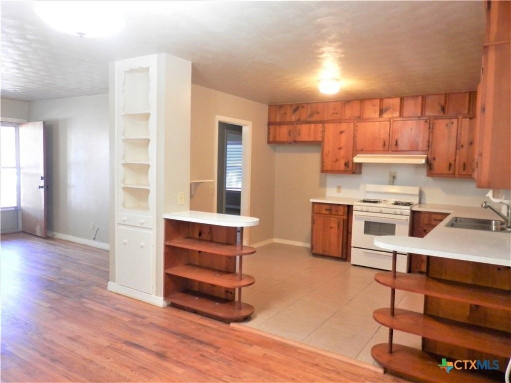 555 N Union Ave - Photo 6 of 32