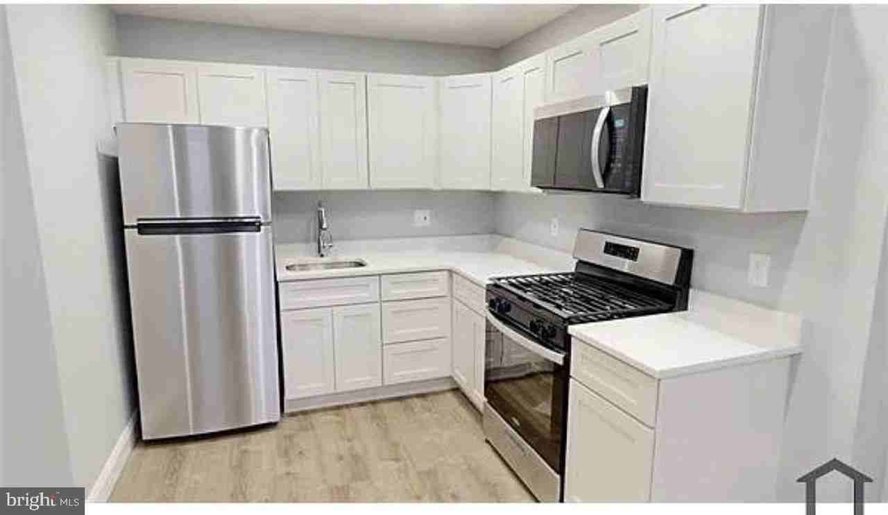 3228 Hiatt Pl Nw #3 - Photo 4 of 16