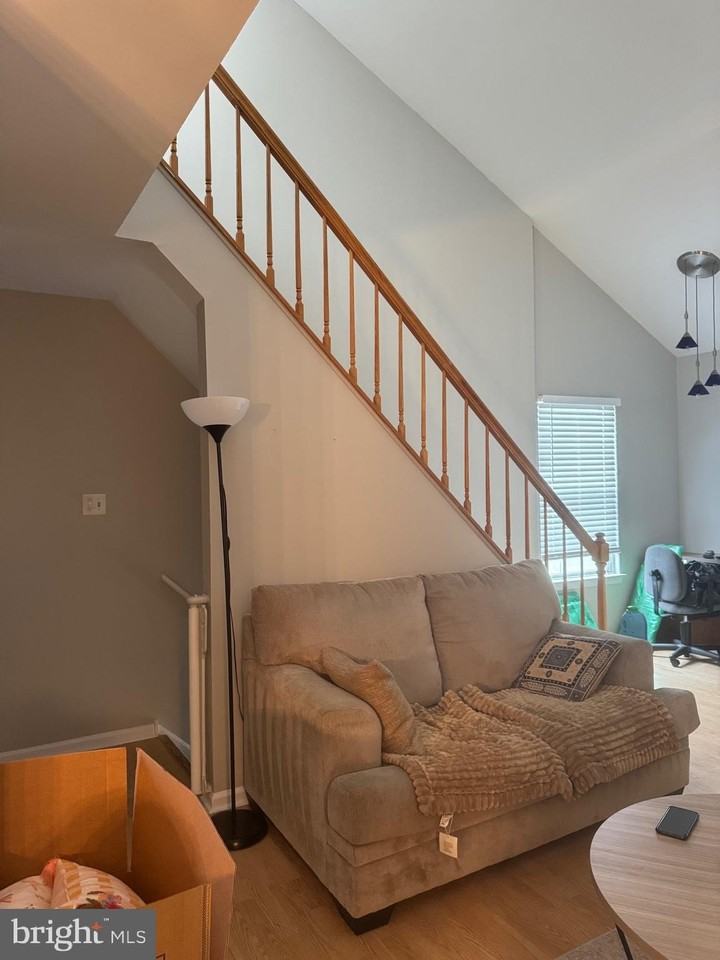 408 Firethorne Ct - Photo 4 of 11