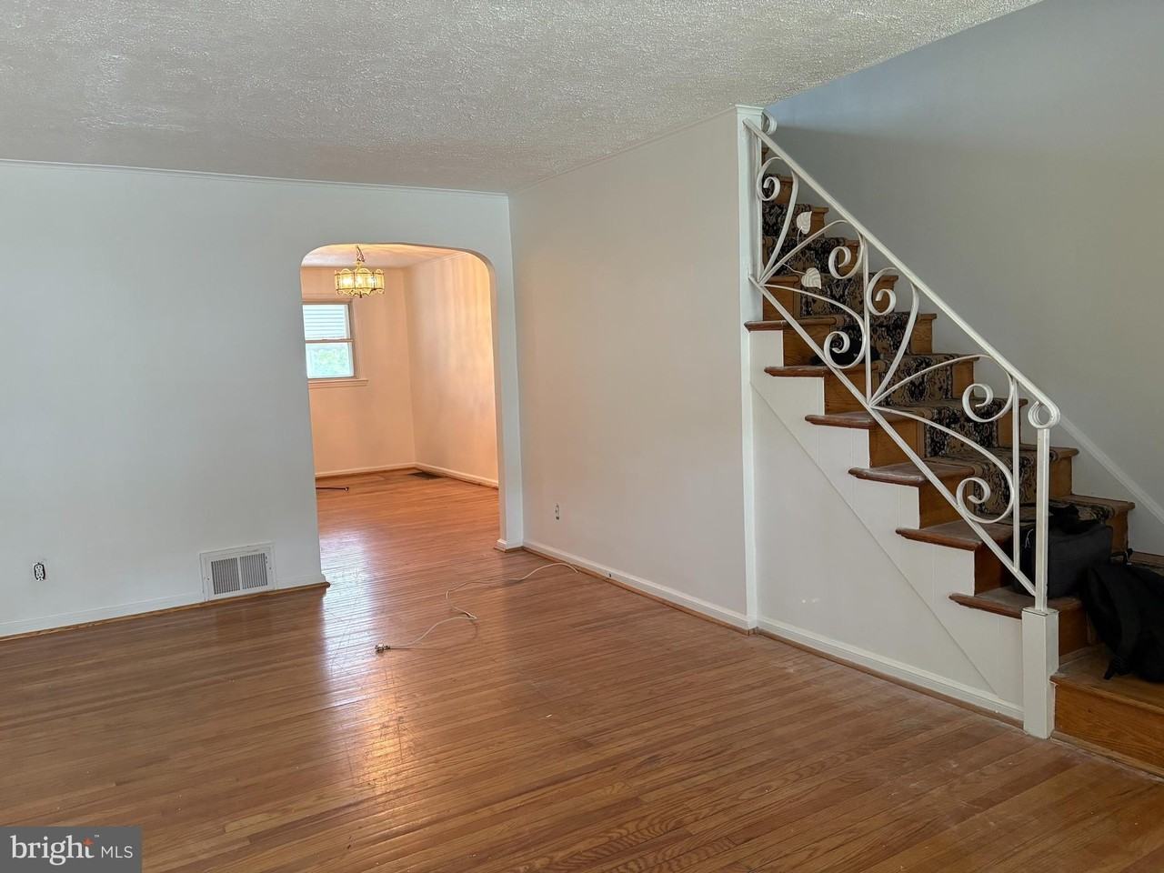 1053 Taylor Dr - Photo 3 of 17