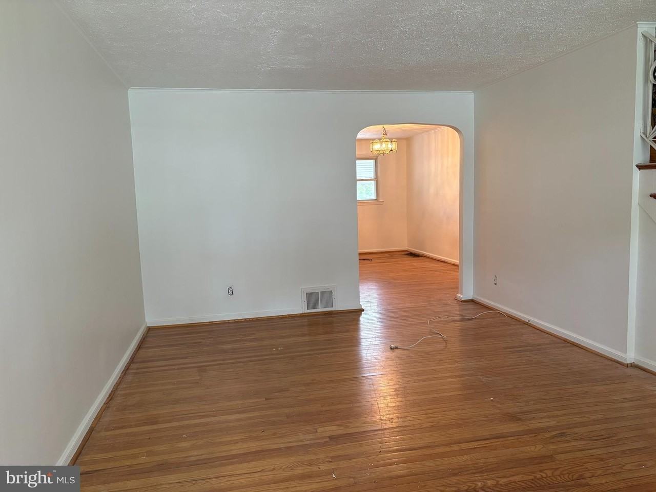 1053 Taylor Dr - Photo 4 of 17