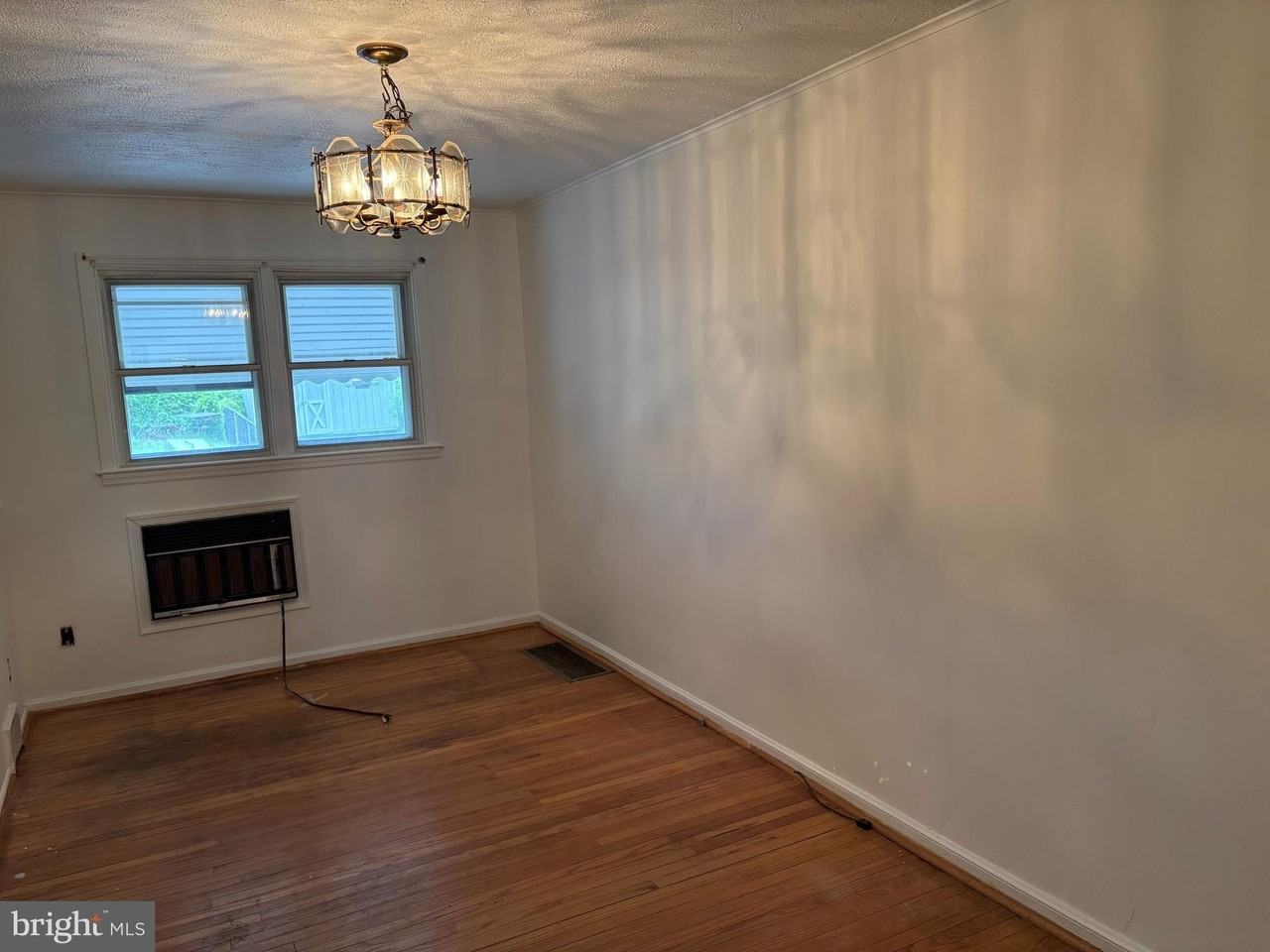 1053 Taylor Dr - Photo 6 of 17