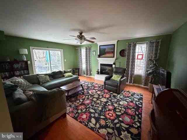 1506 E Mermaid Ln - Photo 5 of 29
