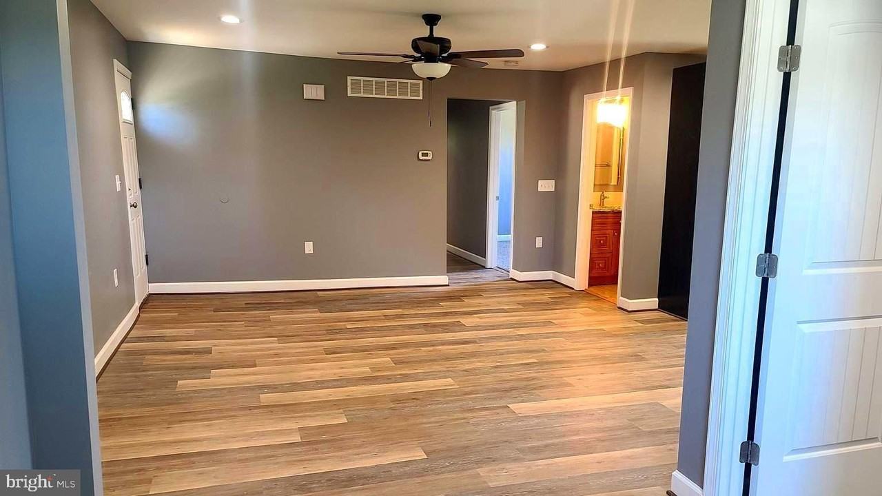 404 Chestnut St - Photo 2 of 20