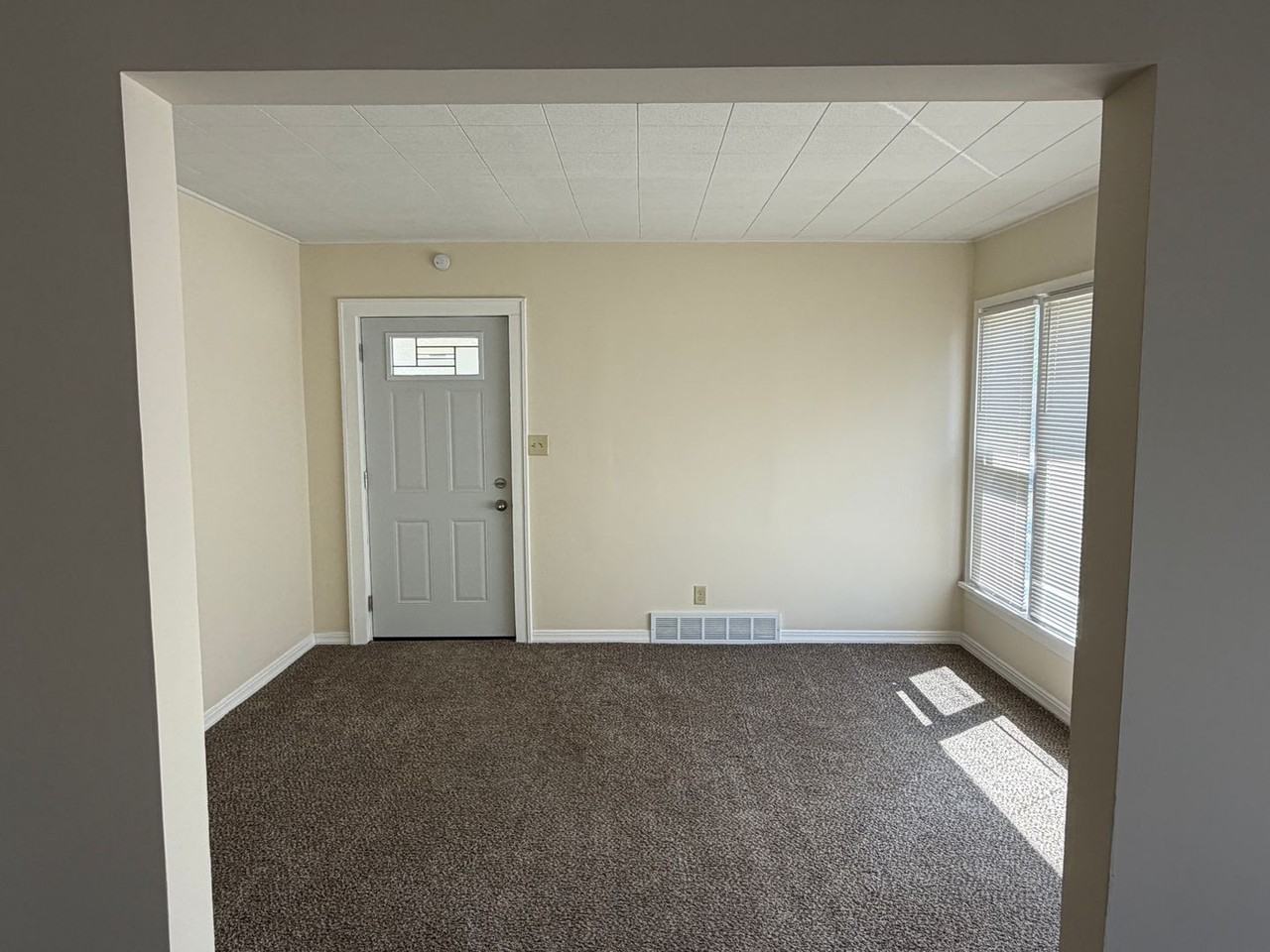 8221 Grand Division Ave - Photo 4 of 13