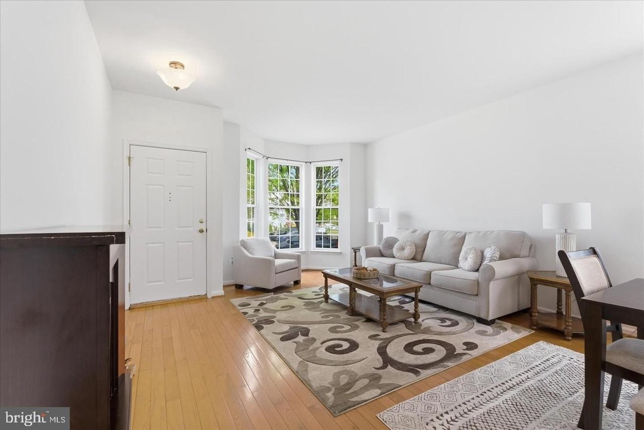 8863 Flatbush Ct - Photo 4 of 20