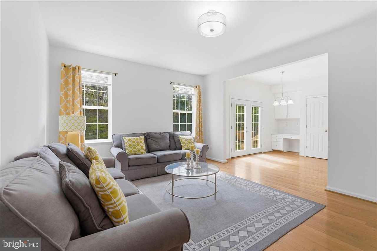 8863 Flatbush Ct - Photo 5 of 20