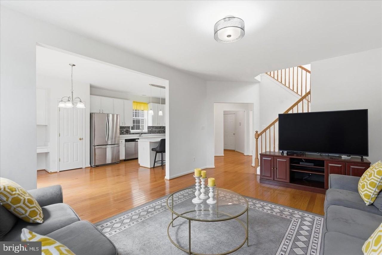 8863 Flatbush Ct - Photo 6 of 20
