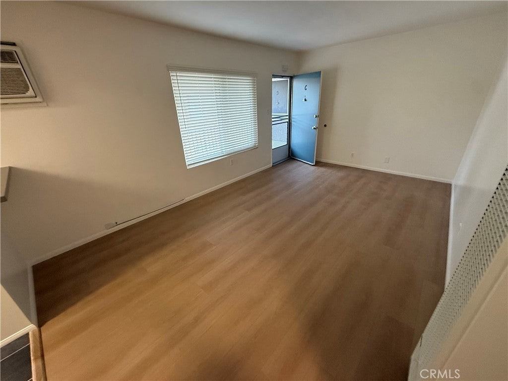 10317 Pinehurst Ave - Photo 3 of 13