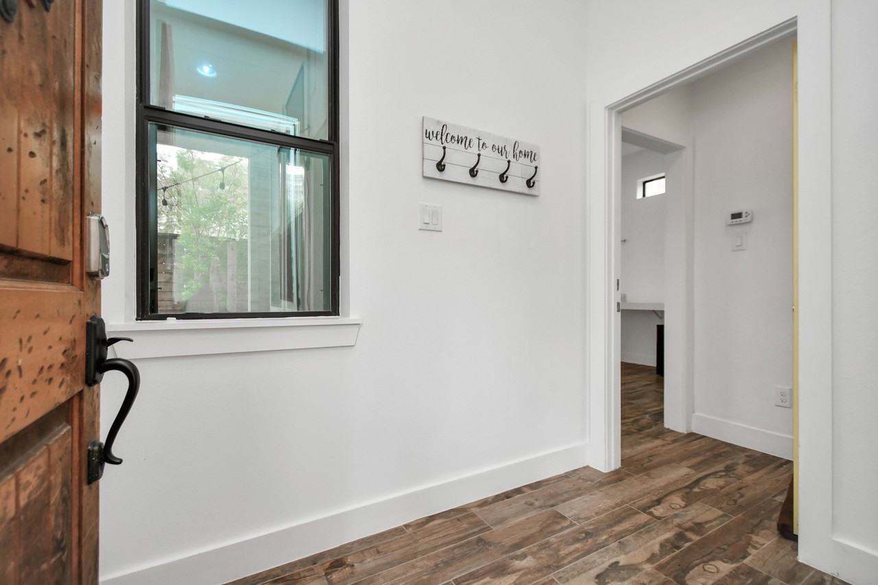 1705 Dunlavy St - Photo 2 of 50