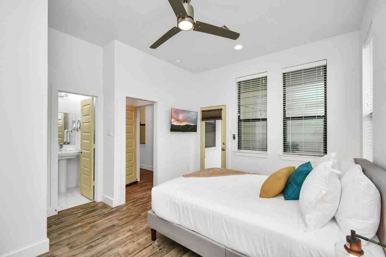 1705 Dunlavy St - Photo 5 of 50