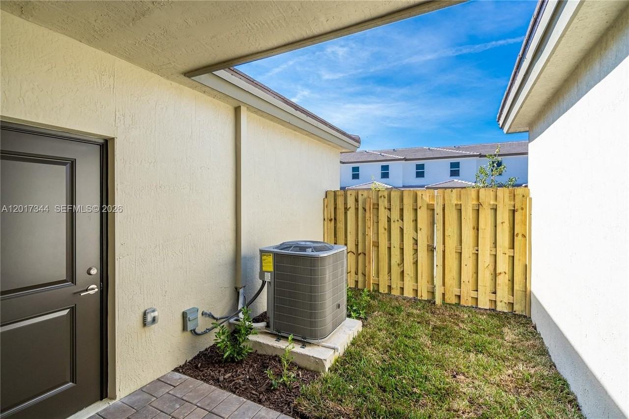 26479 Sw 149th Ave #26479 - Photo 5 of 28