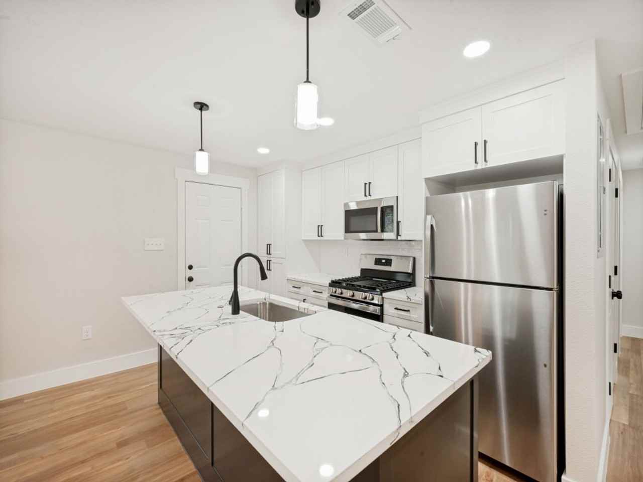 204 Normal St - Photo 5 of 13
