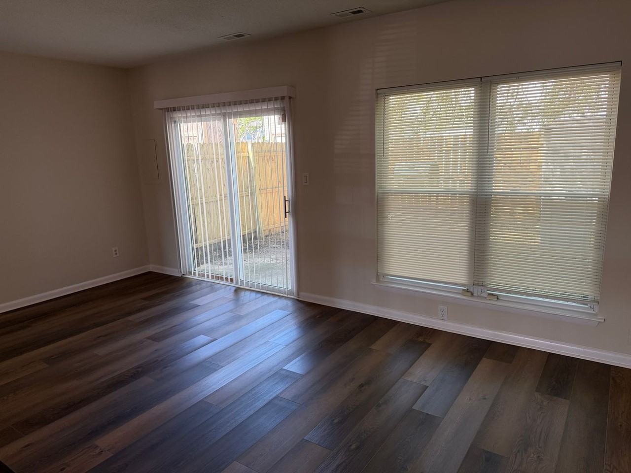 629 Counselor Sq - Photo 3 of 27