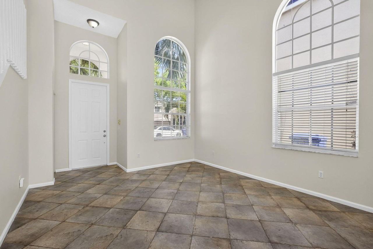 1104 Oakwater Dr - Photo 3 of 15