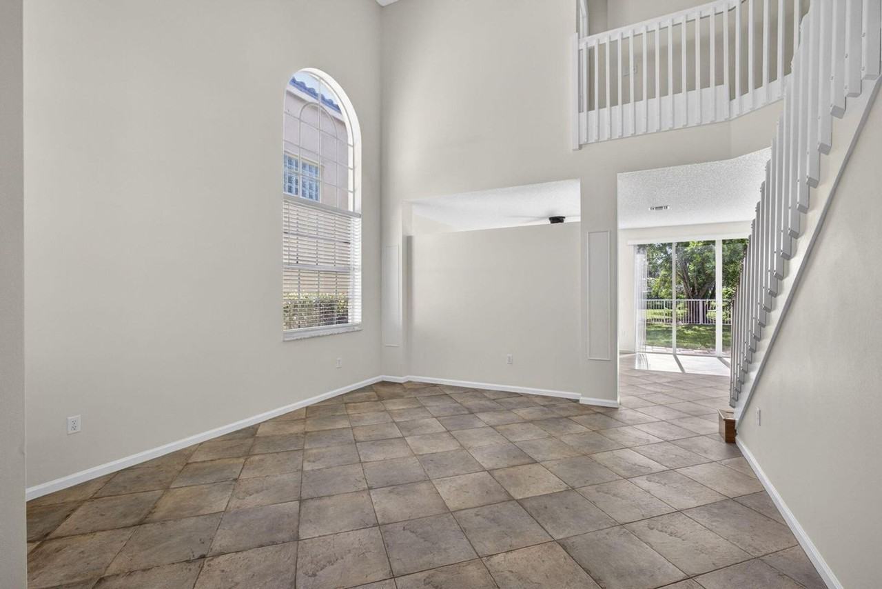1104 Oakwater Dr - Photo 4 of 15