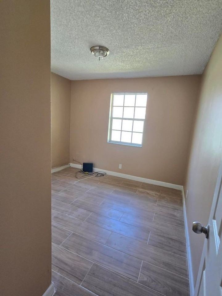 815 Silver Beach Rd - Photo 6 of 10